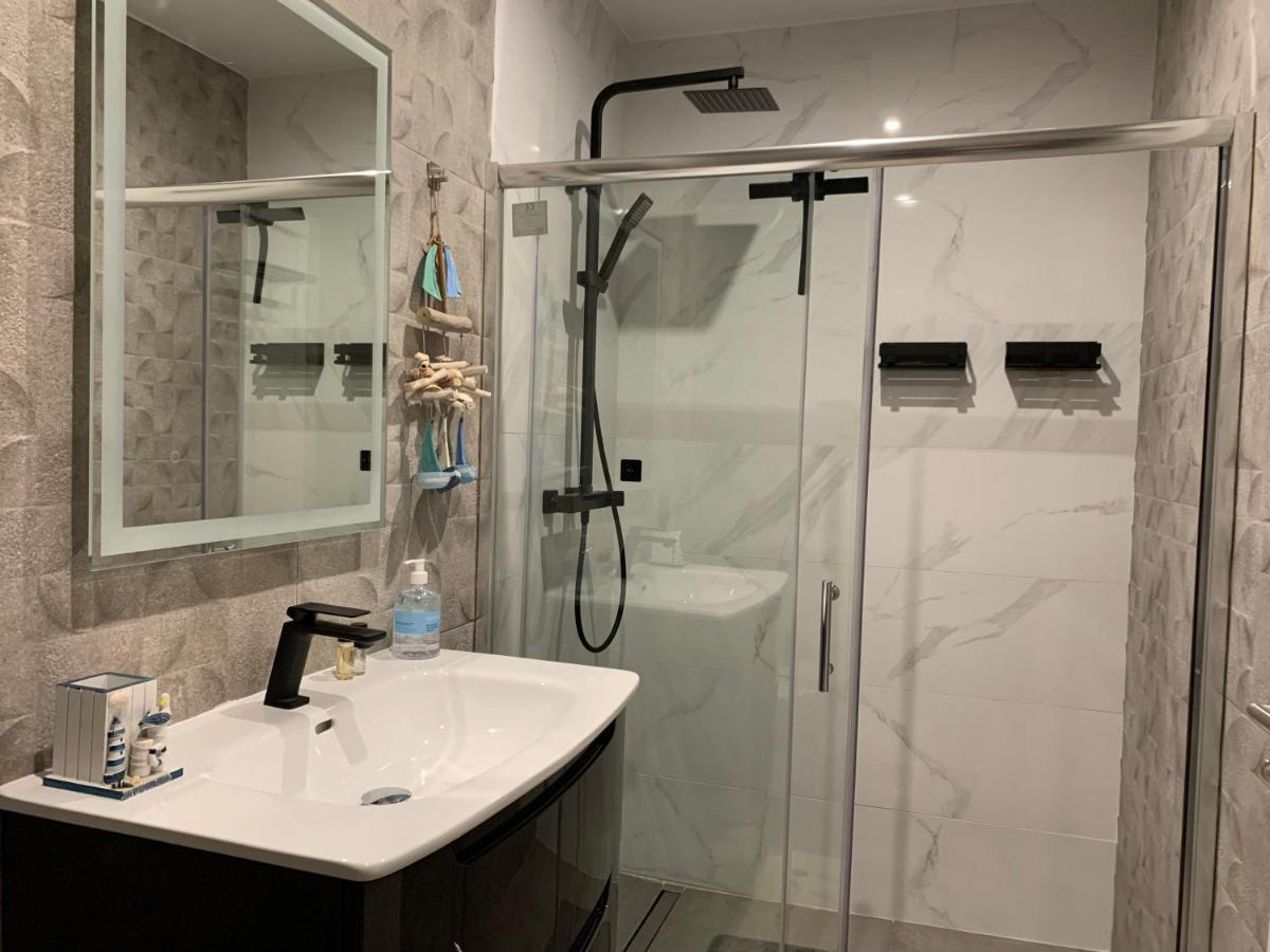 Funchal Apt- Sleeps 2 - Pool & Parking - Madeira Funchal (Madeira)
