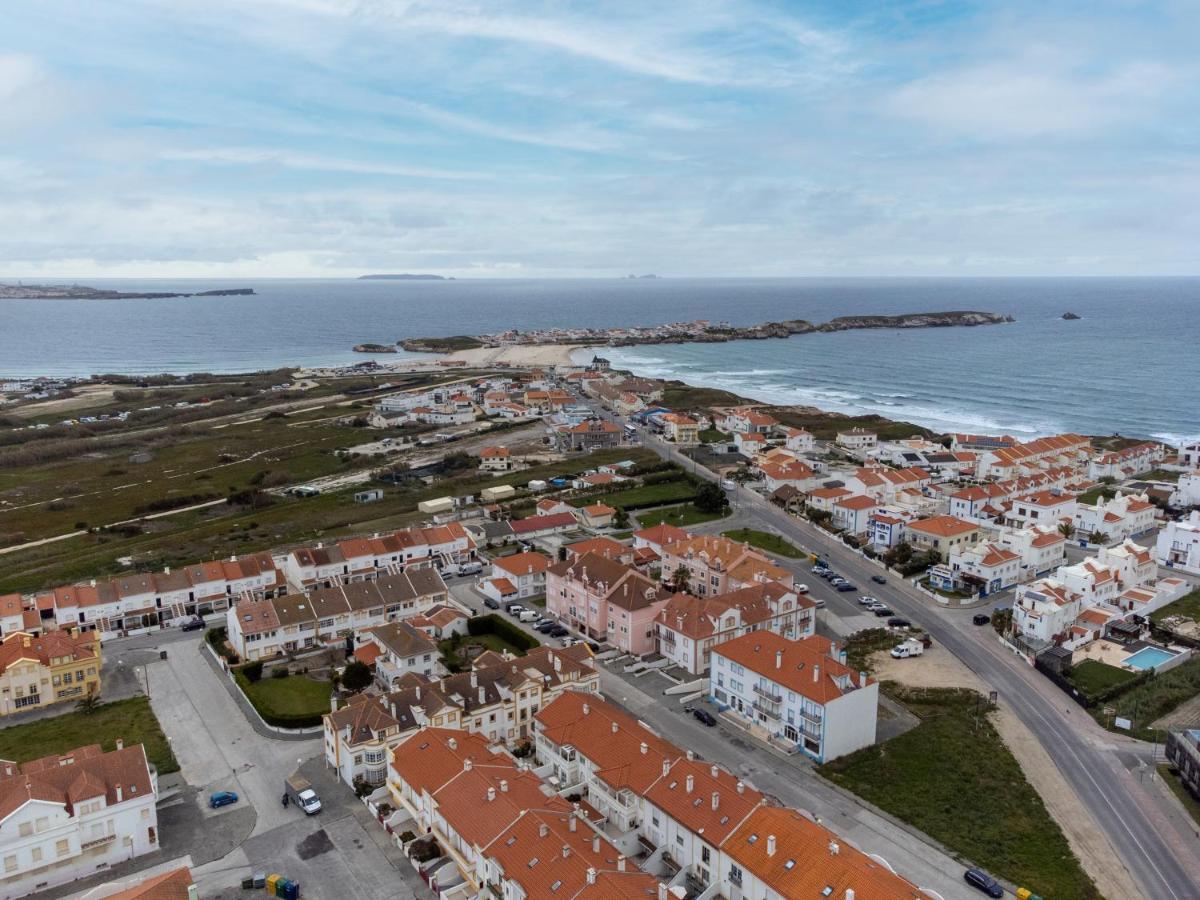 Poolside Peniche Apartment
