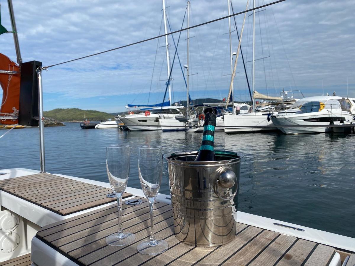 Botel - Veleiro Em Marina *