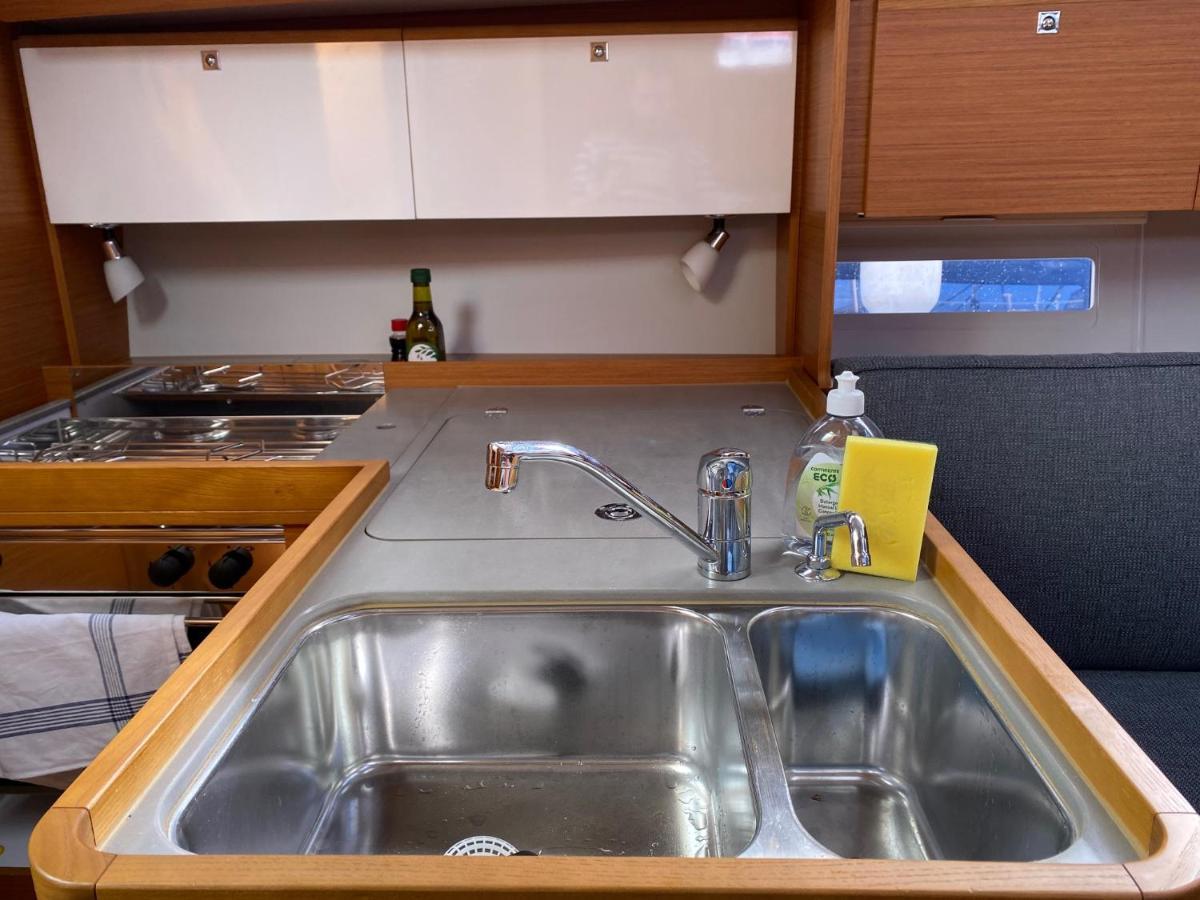 Botel - Veleiro Em Marina *