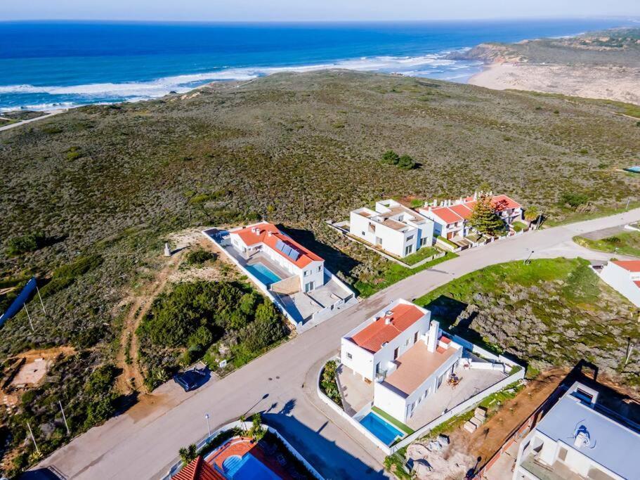 Beachside Paradise! 5 Bdr + 6 Bath Sleeps 12+ppl *