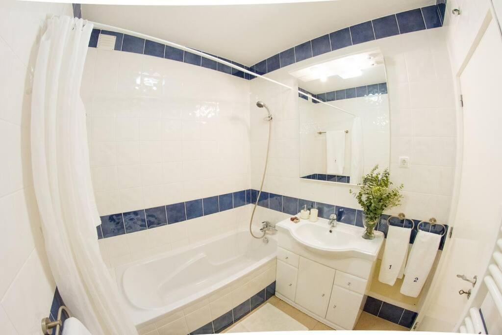 Coolhouses Algarve Luz: Stylish Townhouse With Private Patio Holiday home Praia Da Luz
