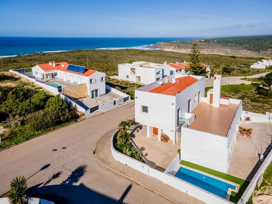 Beachside Paradise! 5 Bdr + 6 Bath Sleeps 12+ppl Villa