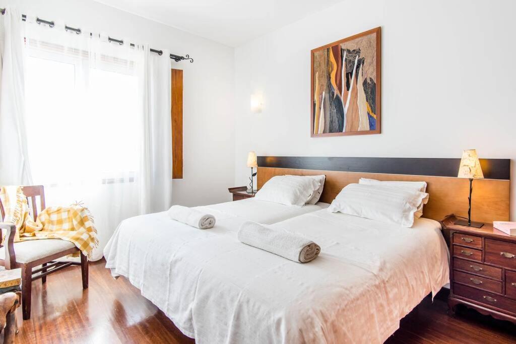 Beachside Paradise! 5 Bdr + 6 Bath Sleeps 12+ppl * Aljezur