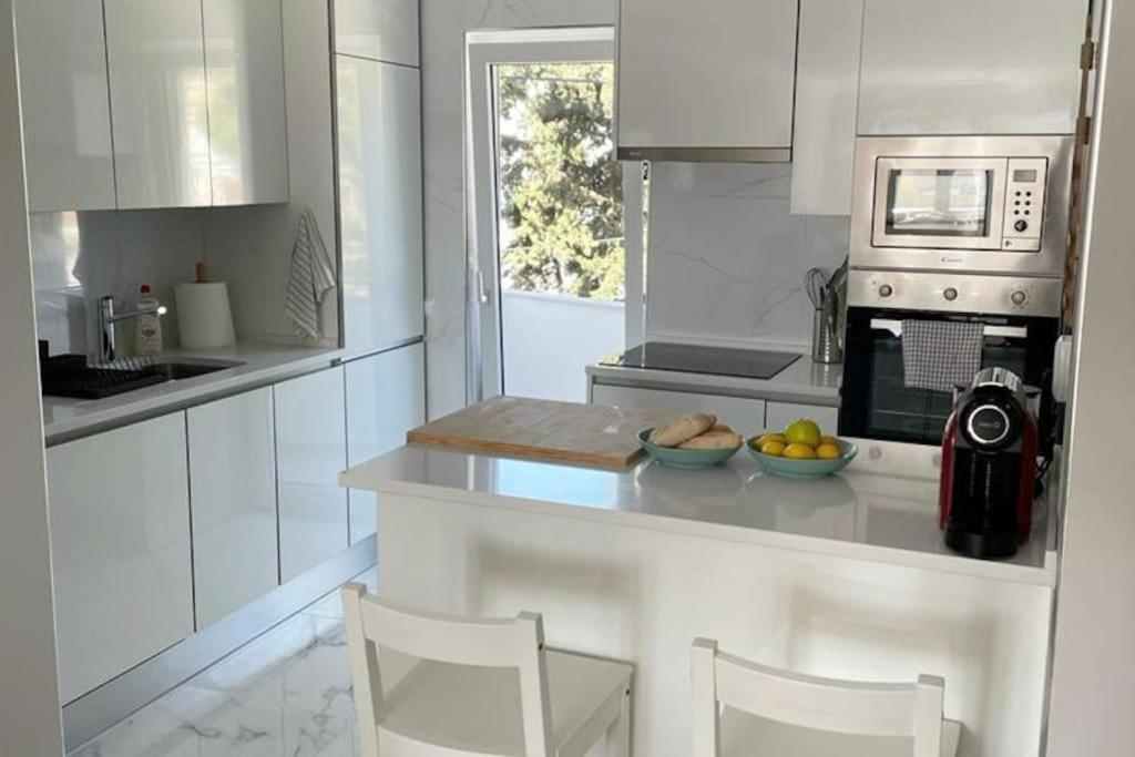Apartment *sea View* New 3 Bedroom With Free Parking