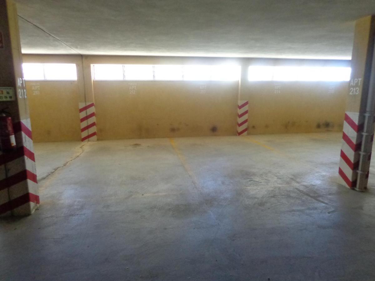 Junto A Com Piscina. * Portimao