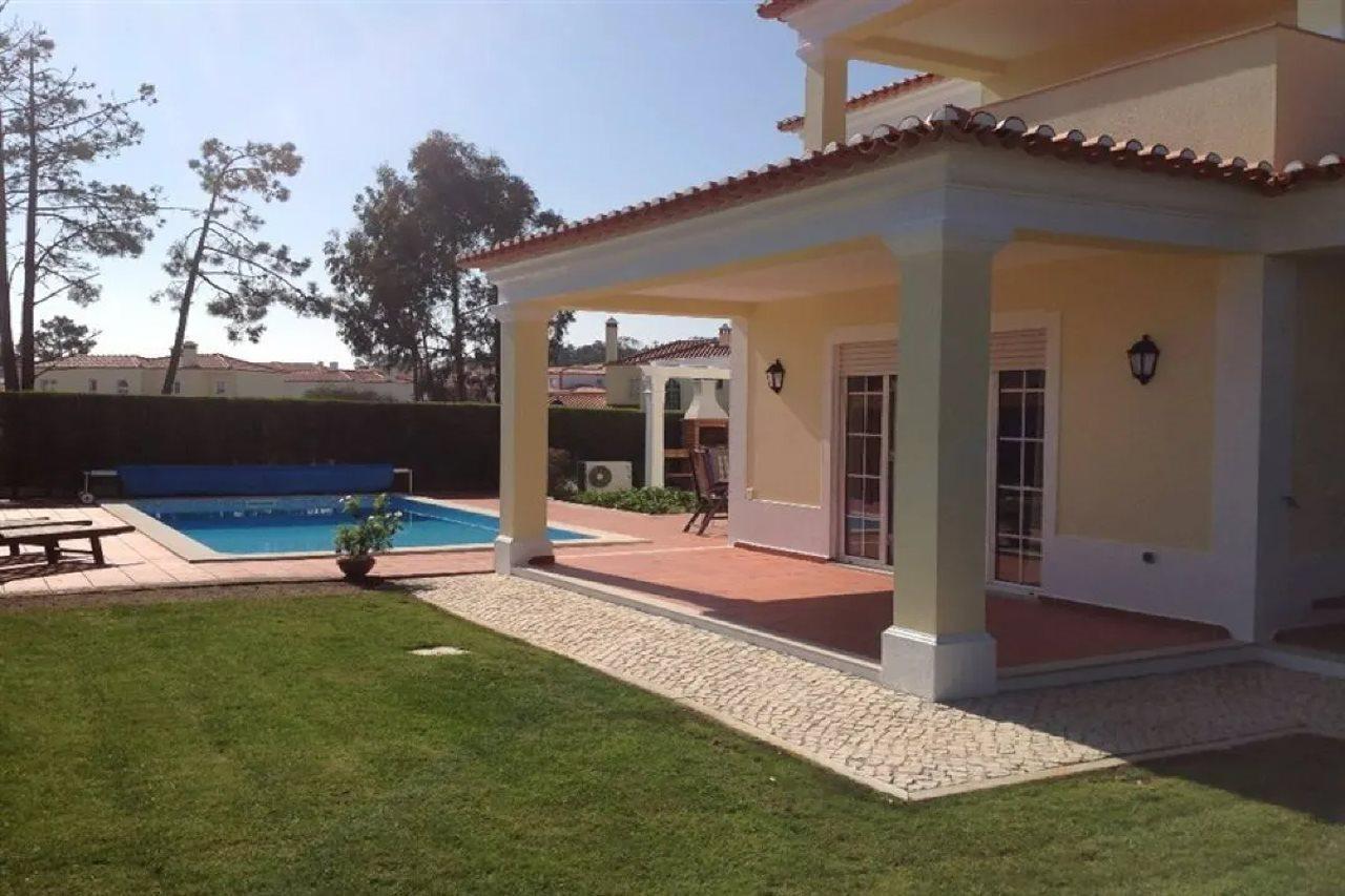 D' El Rey Residences Villa *