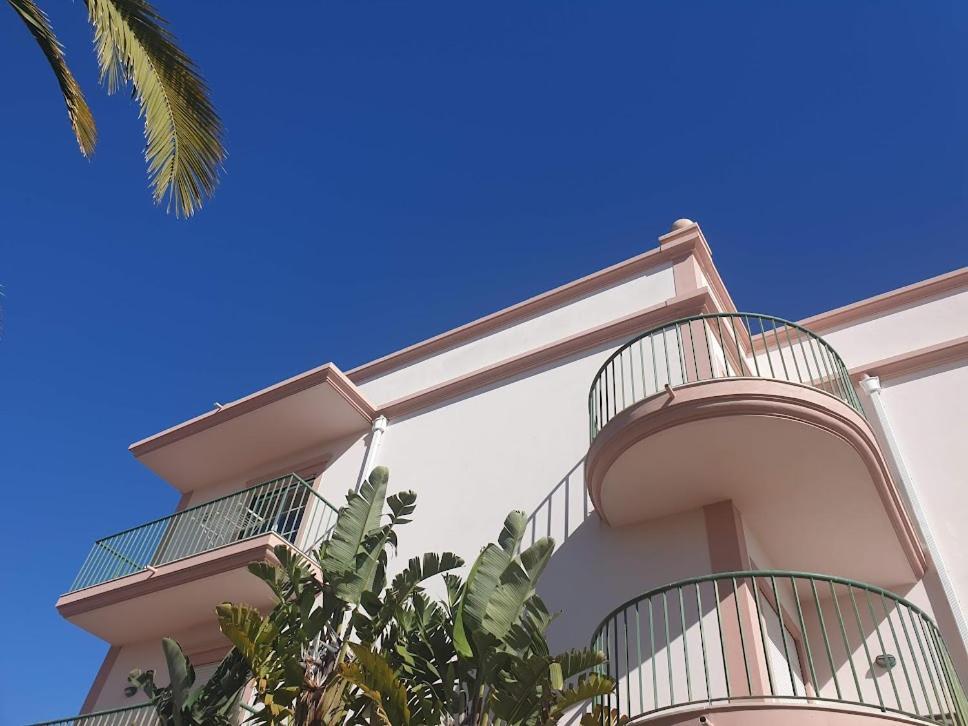 Top-floor 2 Bedroom With Sea View And Pool Apartment