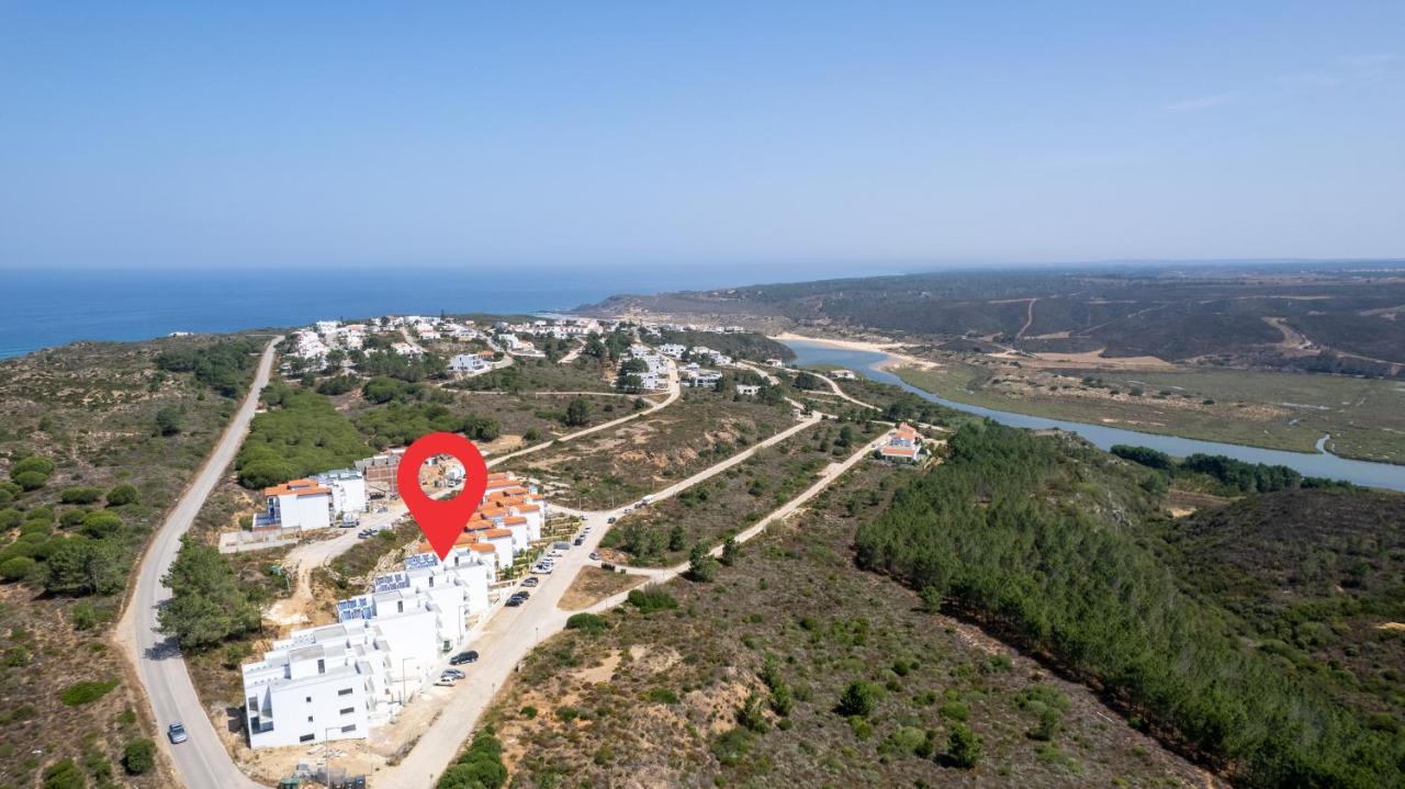 A Tarambola - Walking Distance To Monte Clerigo And Amoreira Beaches Appartement