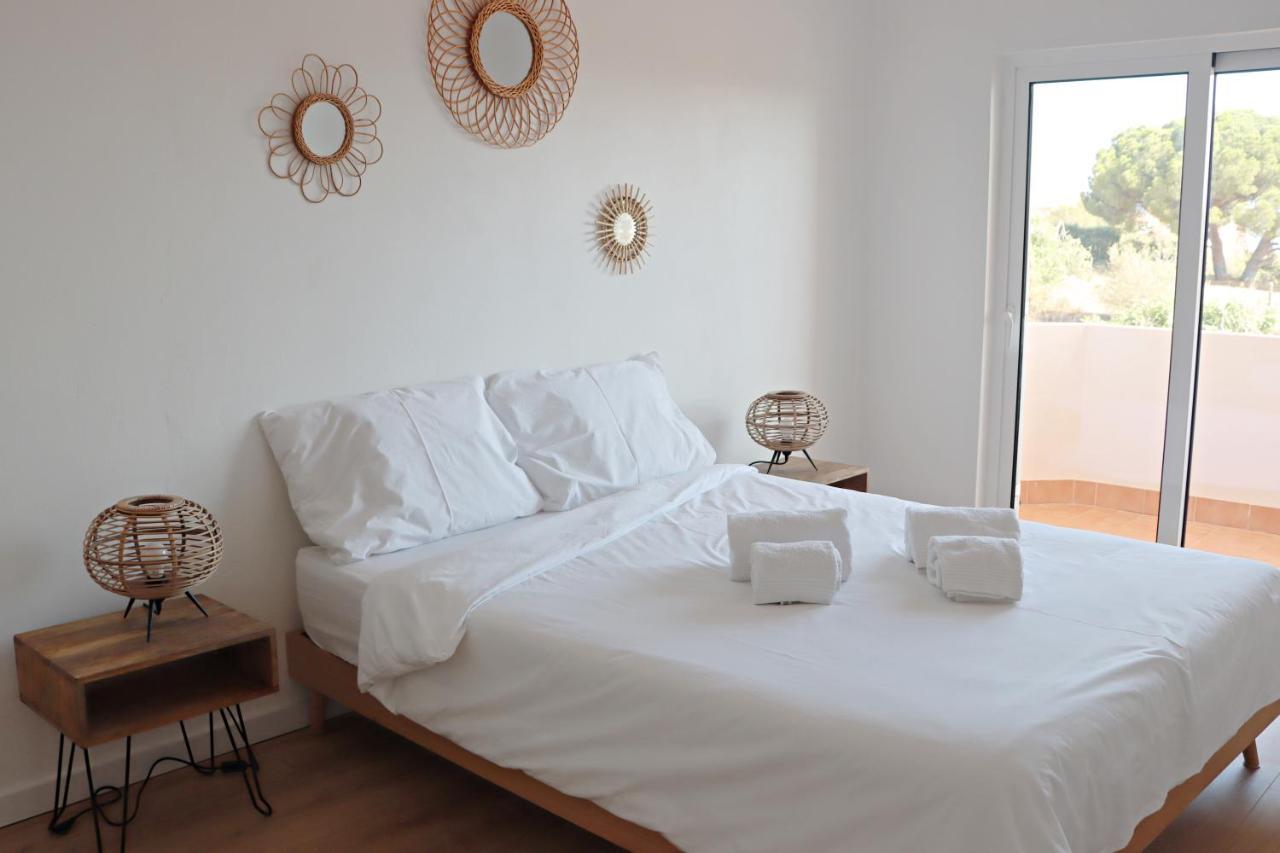 Vivenda Geminada Com Piscina A 10 Minutos A Pe Da * Portimao