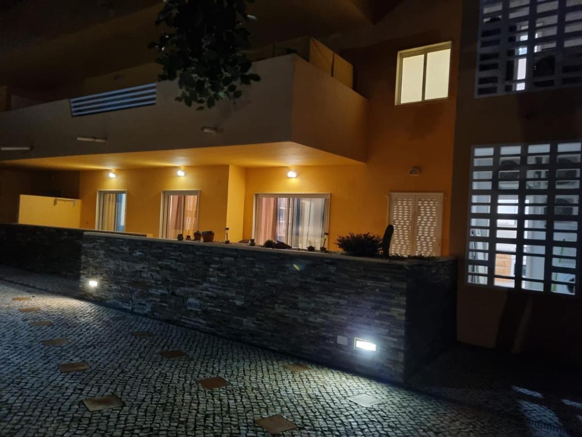 Marinho - 2 Bedroom 2 Bathroom Ground Floor With Communal Pool And Gardens * Conceicao (Faro)