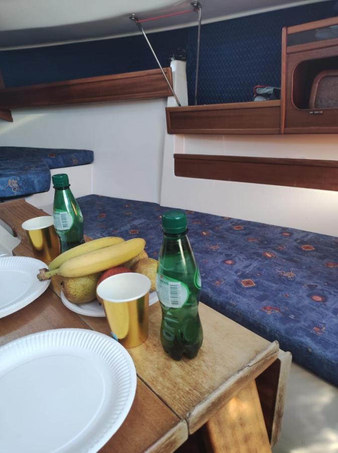 Botel Vrs - Budget 21 Ft Boatel Parking