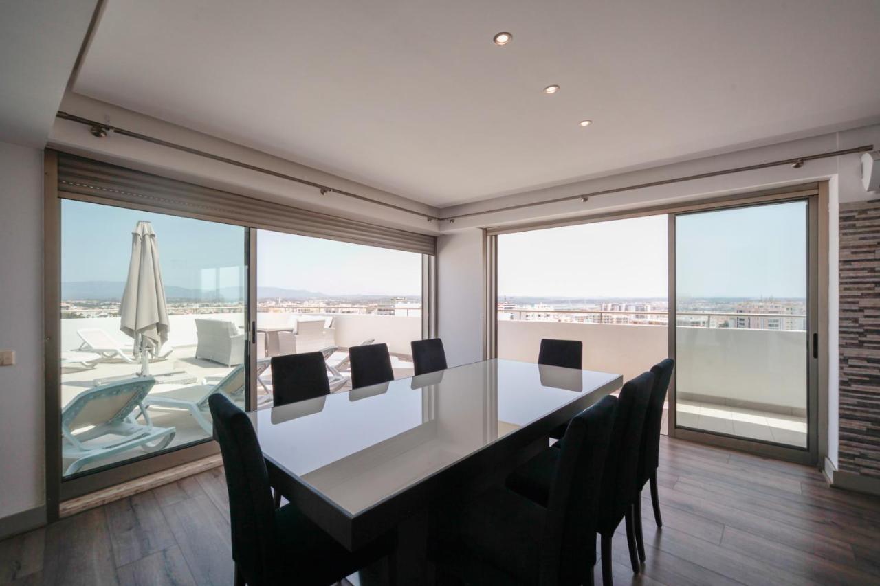 Outstanding Penthouse With Amazing Sea Views *