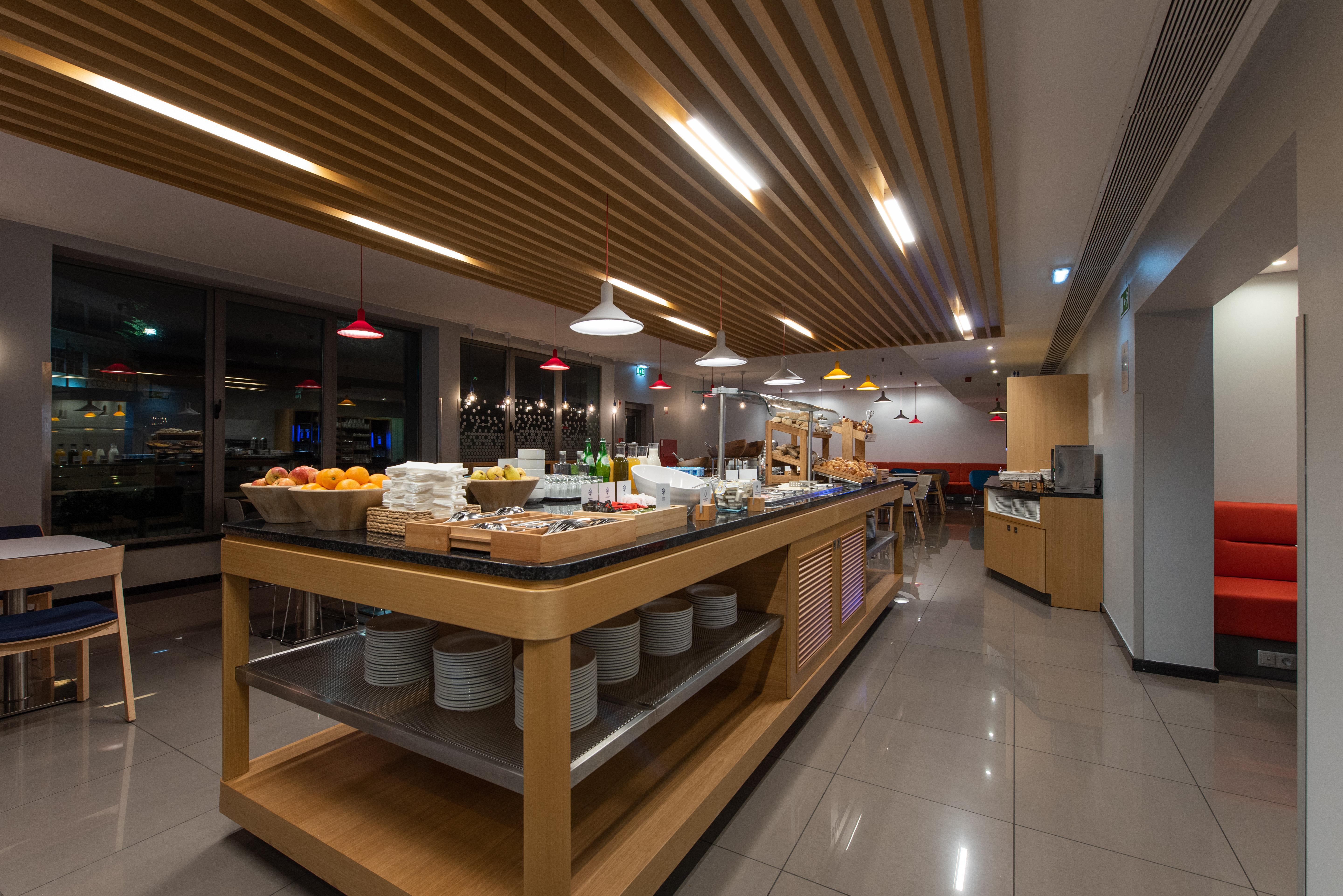 Hotel Express Lisbon Airport By Ihg 3*
