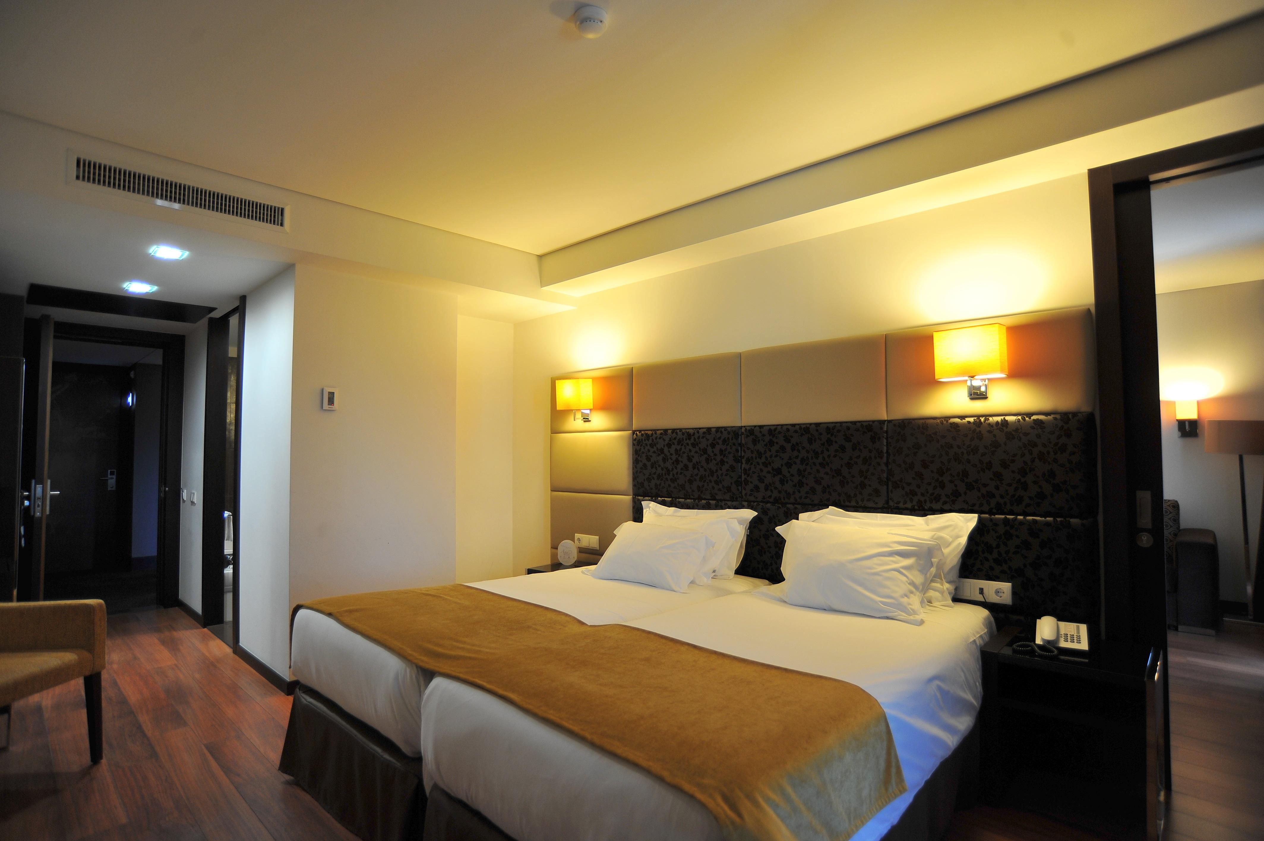 Axis Porto Business &
