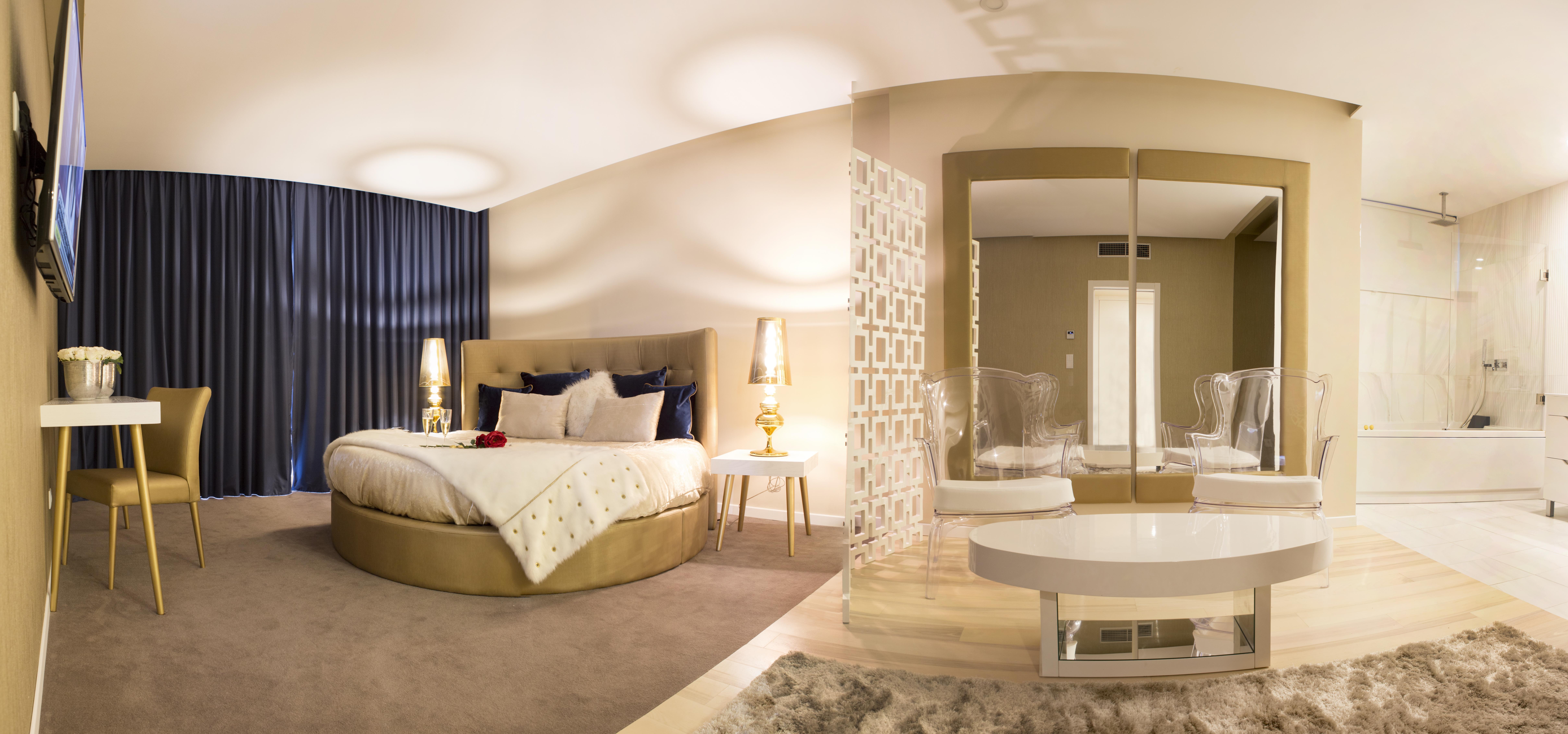 Hotel De Plaza & 4*