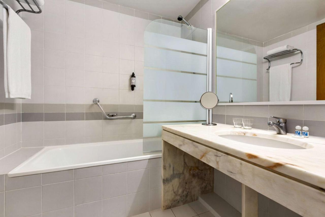Hotel Tryp By Wyndham Parque 4*