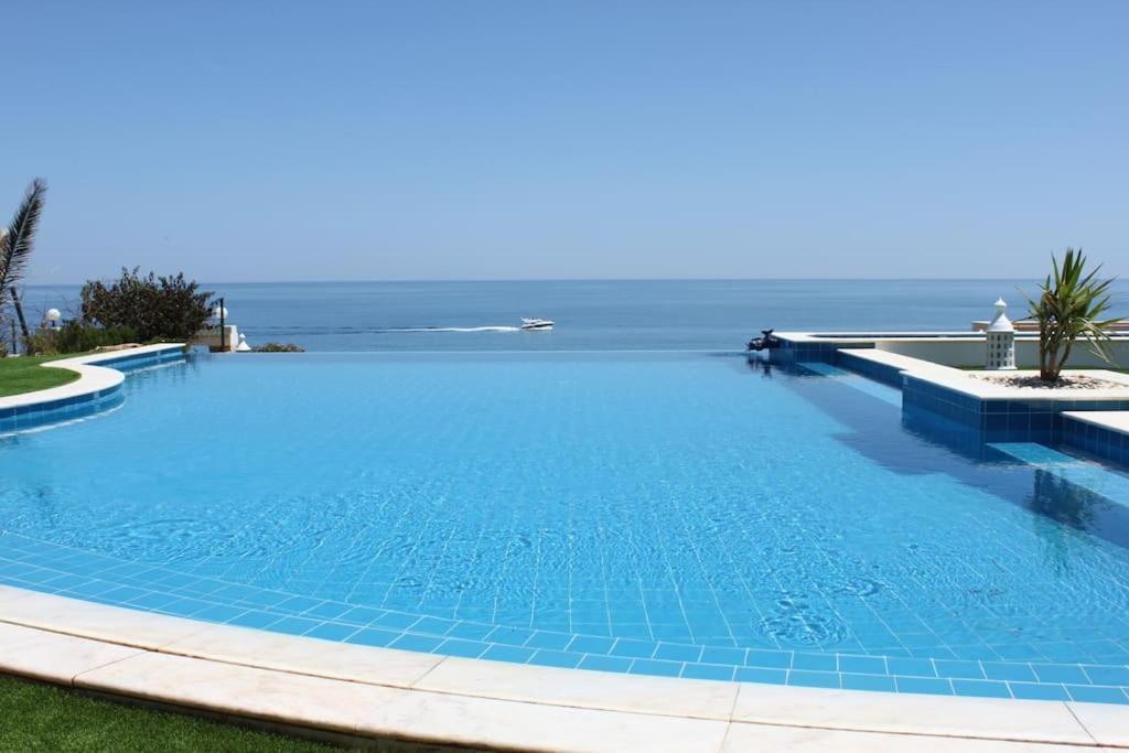 Breathtaking With Infinity Pool Over The Sea Villa Praia Da Luz