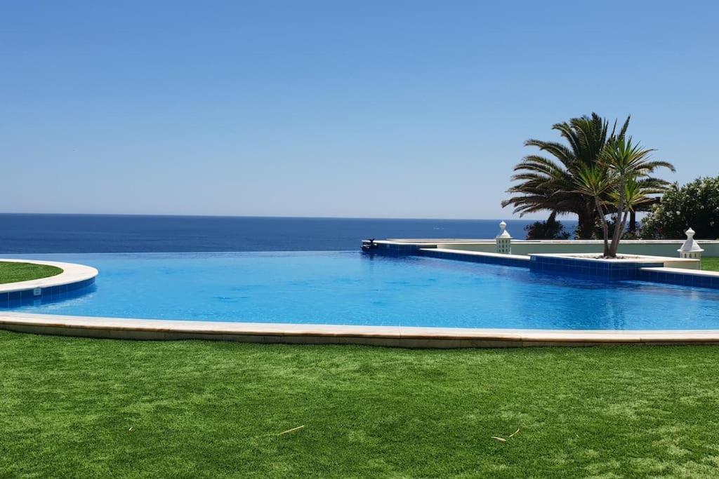Breathtaking With Infinity Pool Over The Sea Praia Da Luz