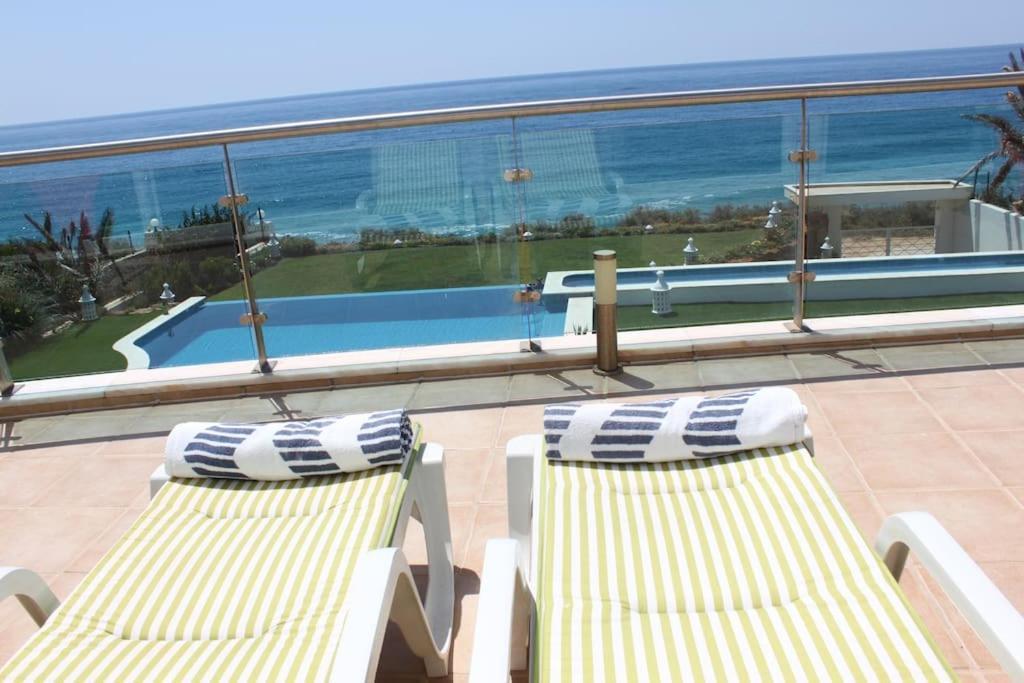 Breathtaking With Infinity Pool Over The Sea