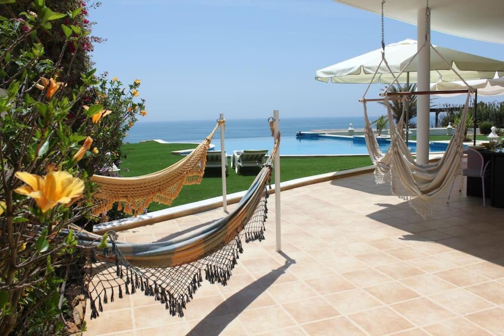 Breathtaking With Infinity Pool Over The Sea