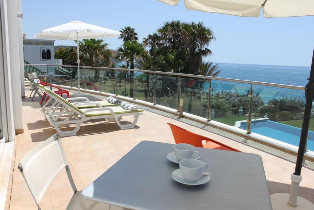 Breathtaking With Infinity Pool Over The Sea