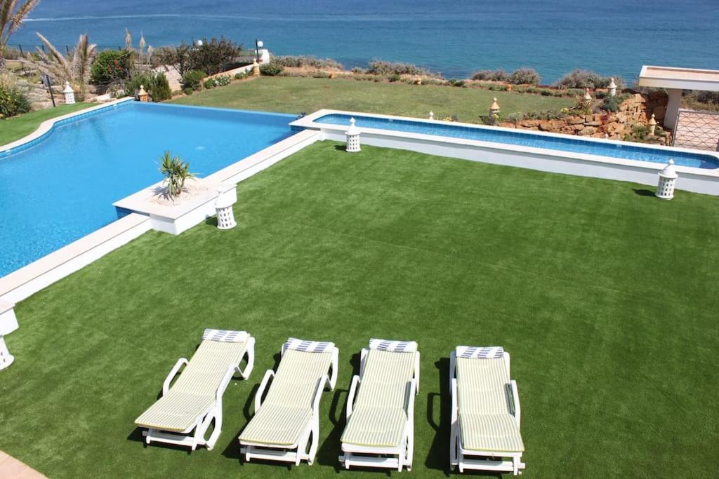 Breathtaking With Infinity Pool Over The Sea