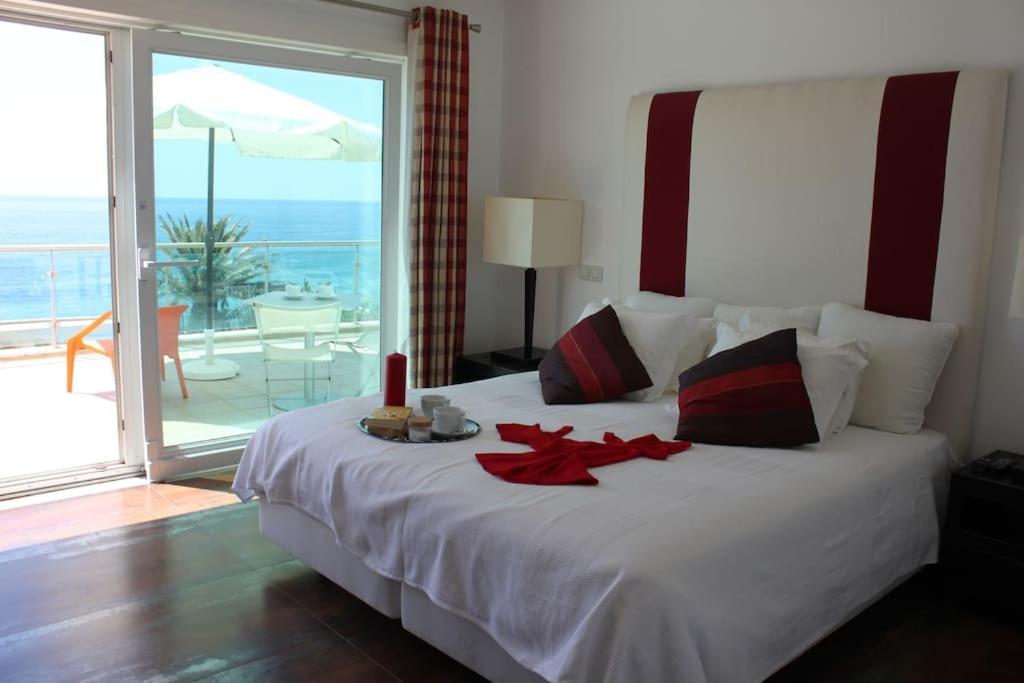 Breathtaking With Infinity Pool Over The Sea Praia Da Luz
