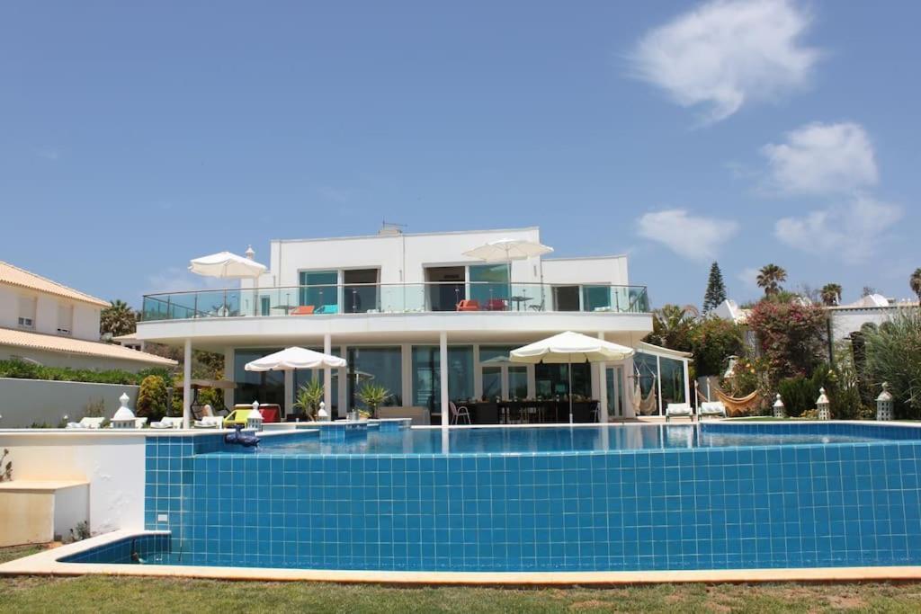 Breathtaking With Infinity Pool Over The Sea Villa
