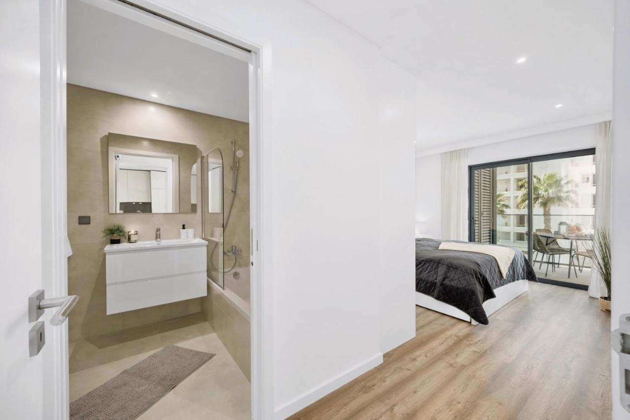 Bright Modern Beachside With Pool & Seaview Apartment *