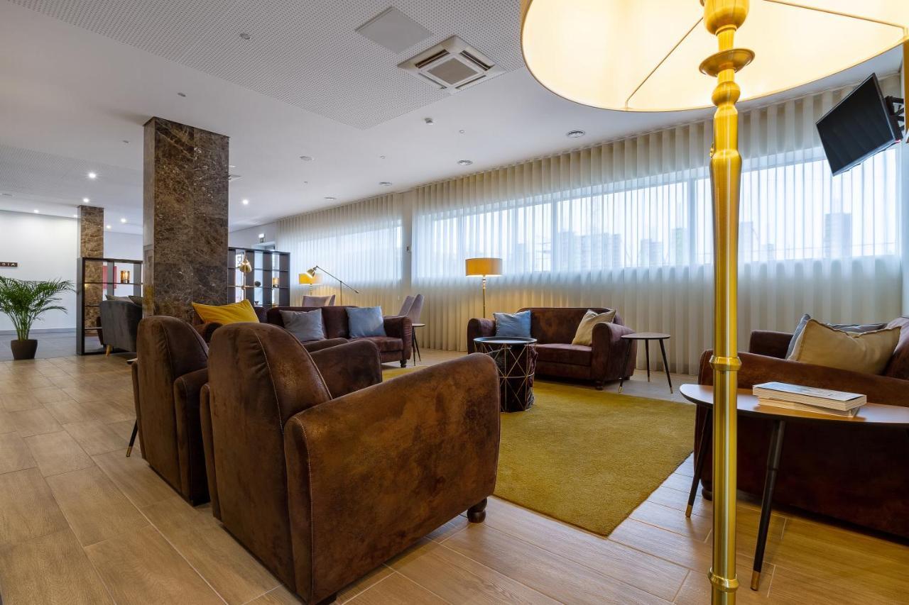 In Gold & Hotel