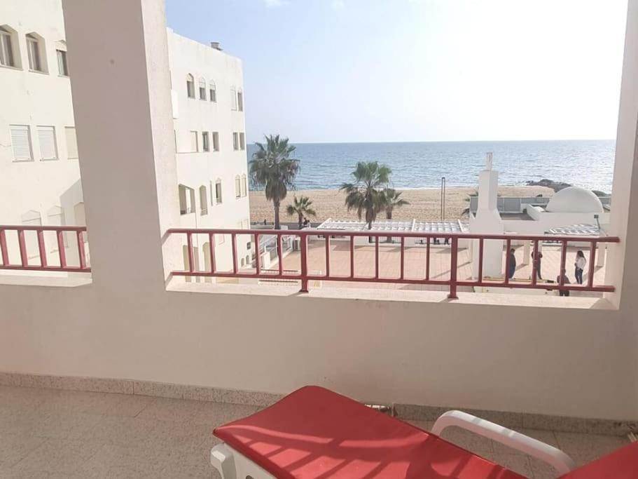 Seaside Serenity: 1br With Breathtaking Ocean View Apartment