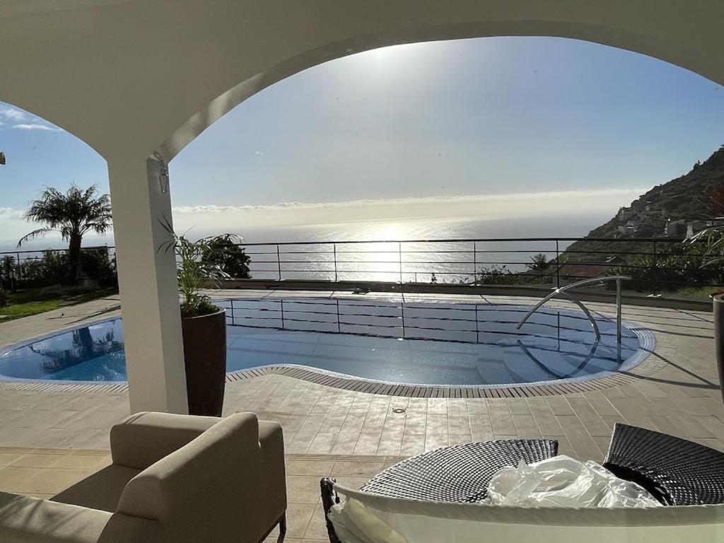 Pousada Luxury With Private Heated Pool, Garden And Views Of The Sea And Mountains. Arco da Calheta (Madeira)