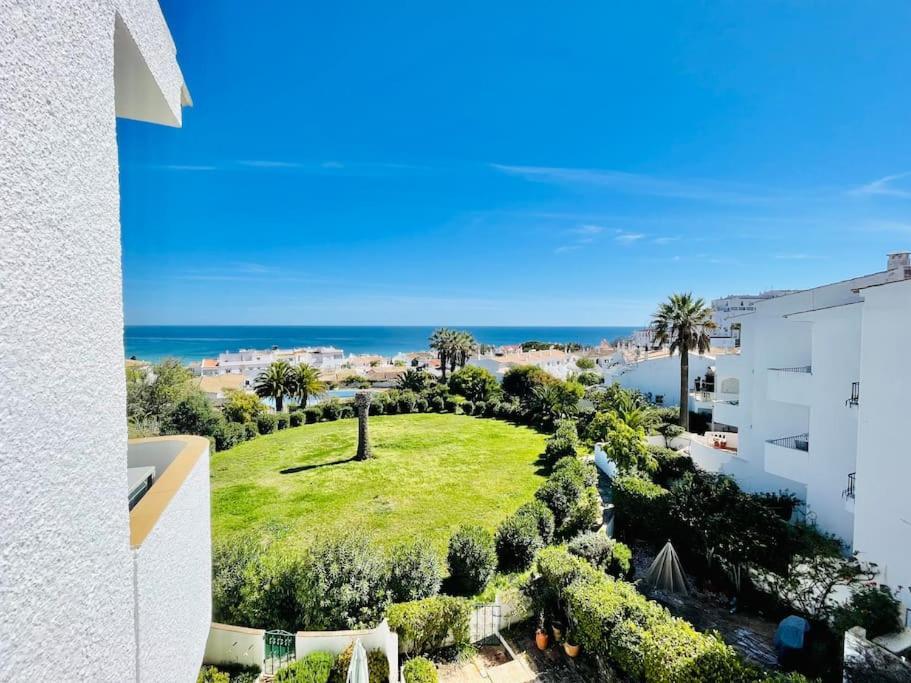 Avenue Q, In Praia Da Luz