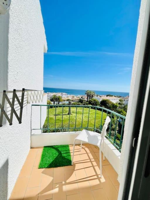 Avenue Q, In Praia Da Luz