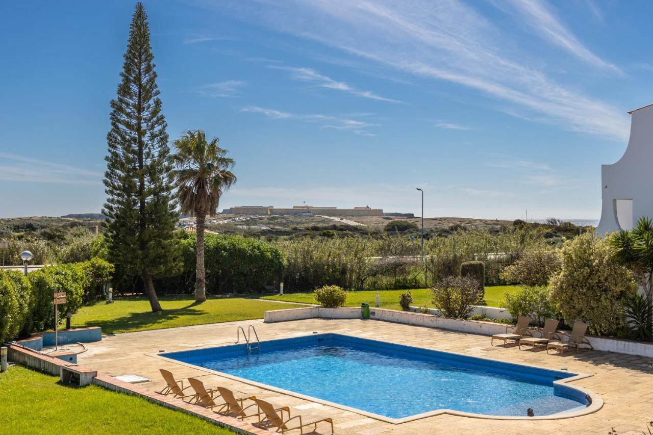 Julio Pomar, Swimming Pool Apartment Sagres