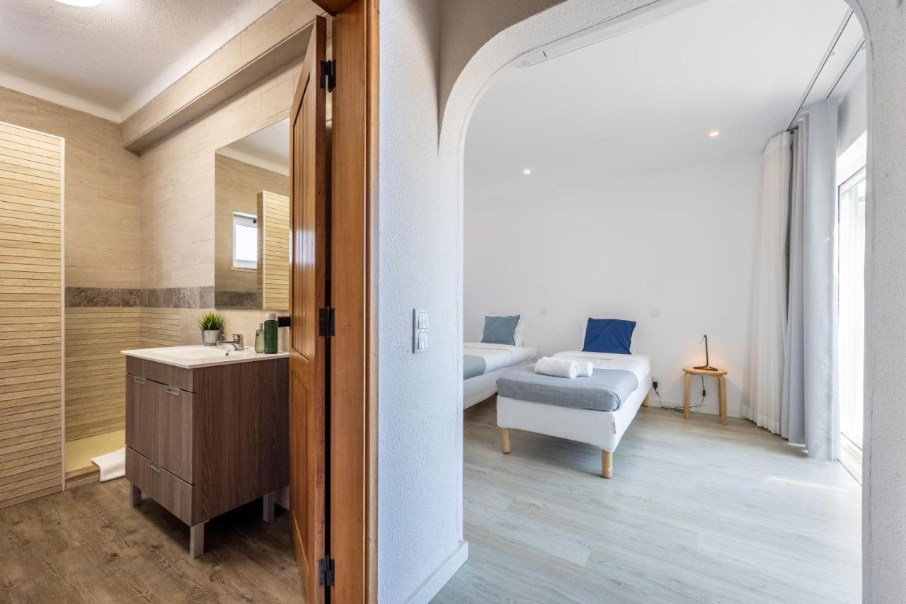 Julio Pomar, Swimming Pool Apartment Sagres