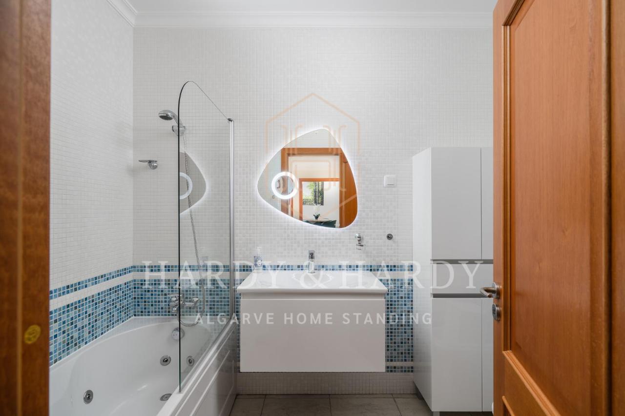 H&h: Chic Seaside Near Meia Apartamento