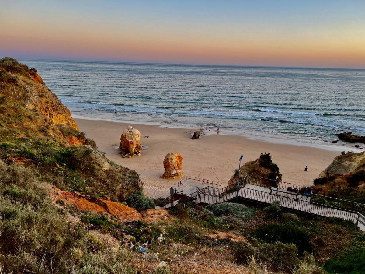 Beachfront Seaview Litoralmar Apt, Fast Wifi, Airco, Pool, Private Parking Apartment Portimao