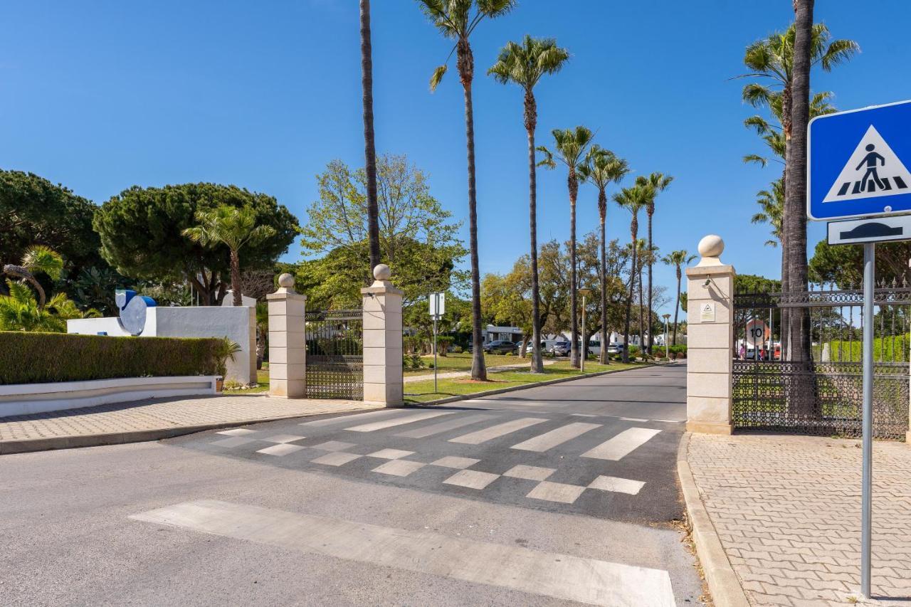 Balaia Golf Poolside Retreat Apartment