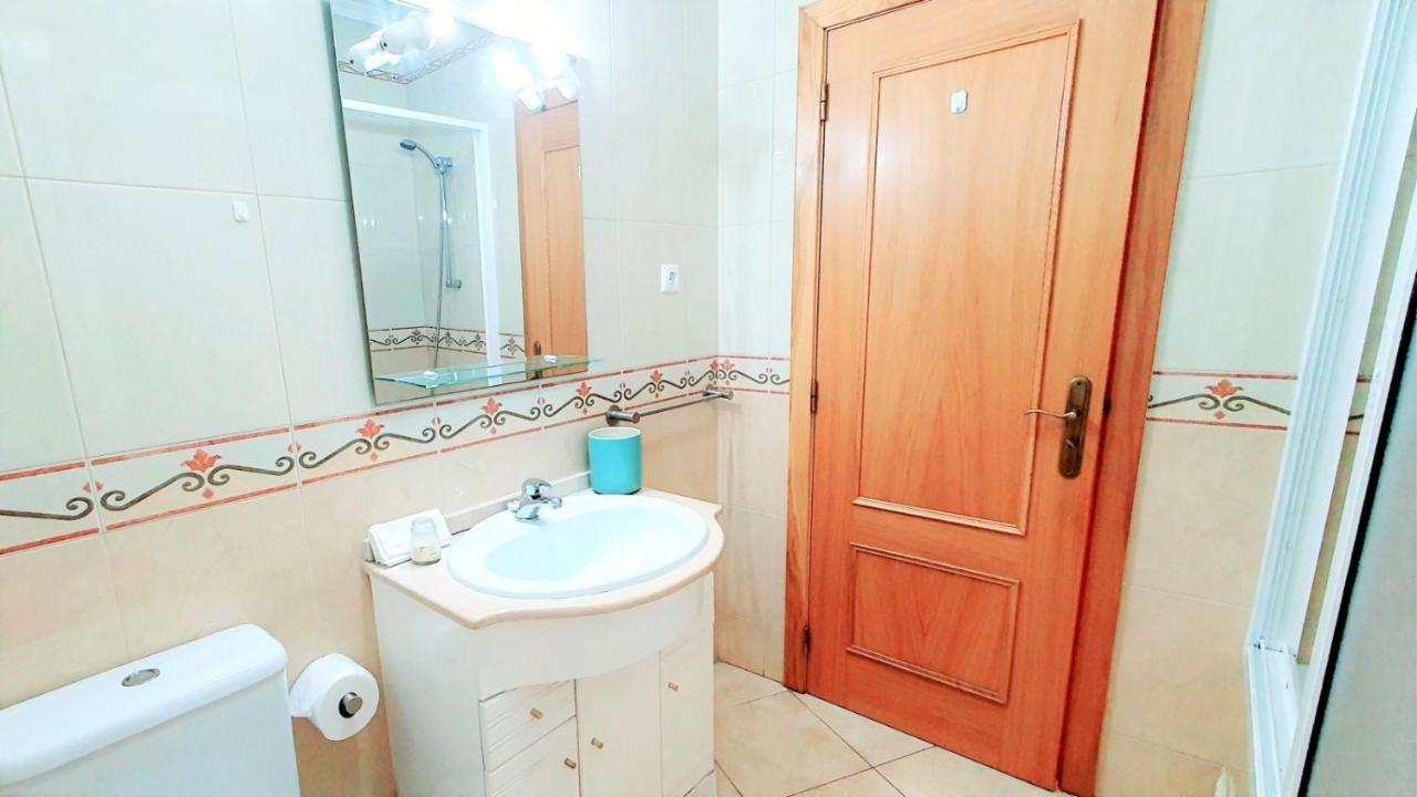 Lover's Paradise: 3br 2 Min From The *