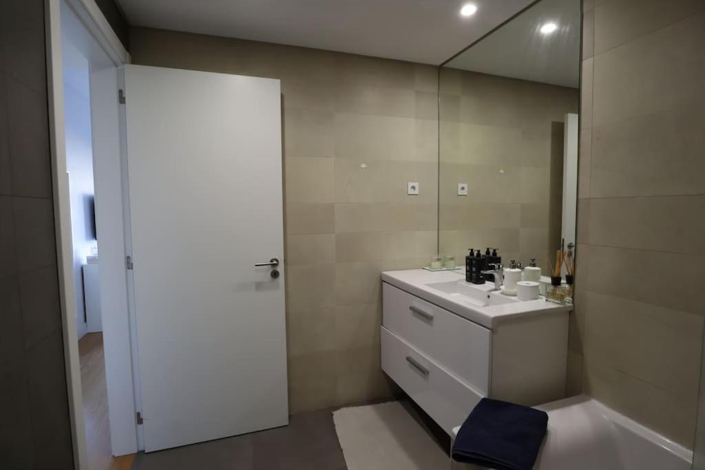Apartment River Terrace & Pool View - Seixal