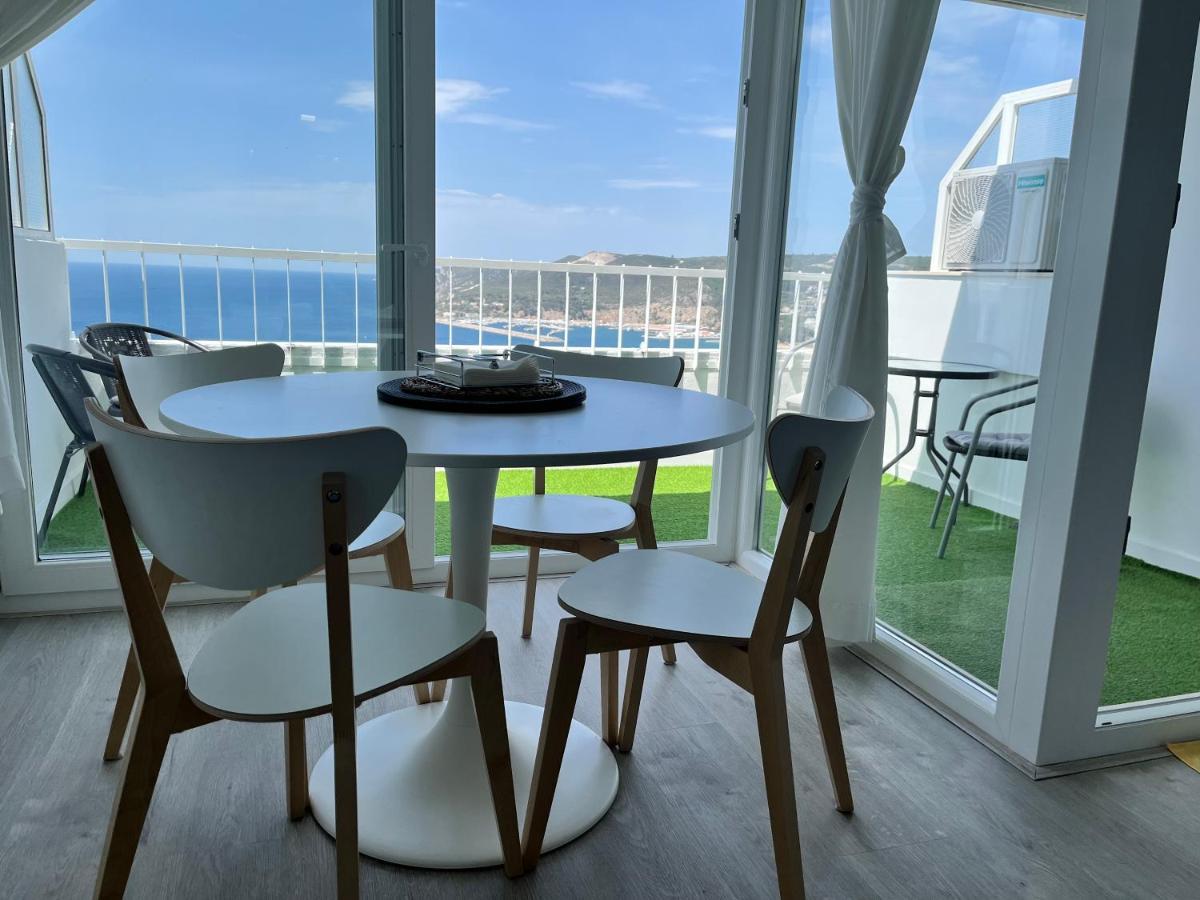 Axenic Retreat - Panoramic Ocean View, Sleeps 4, Ensuite Bathroom, New Redesign Apartment