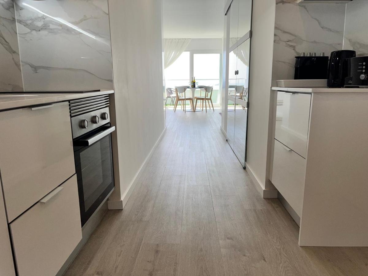 Axenic Retreat - Panoramic Ocean View, Sleeps 4, Ensuite Bathroom, New Redesign Sesimbra