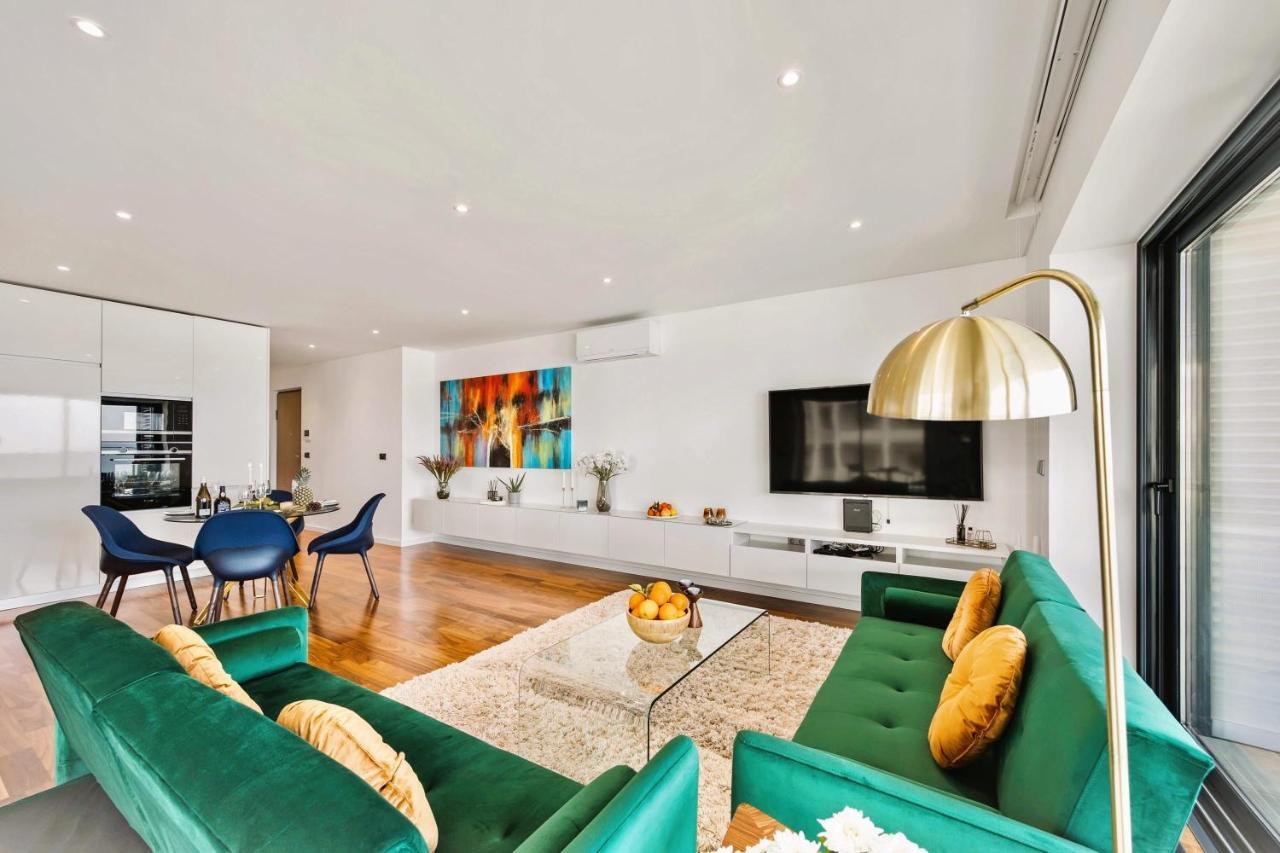 Luxurious Beachside With Pool & Seaview Quarteira