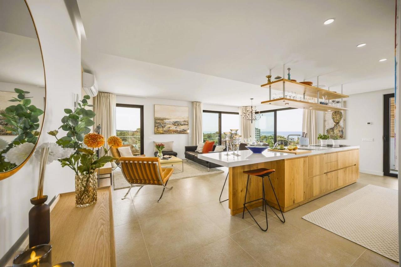 Luxury 3-bed Penthouse With Ocean Views, Terrace & Pool Quarteira