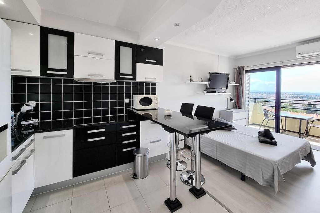 Blue Sea Apartment *