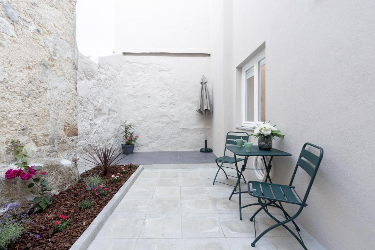 Dona Emilia Guest House & Studio Apartment Building Guest house