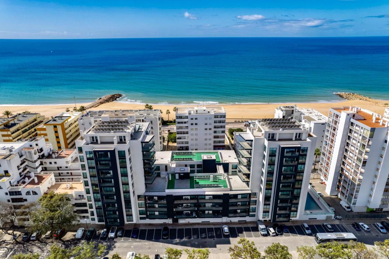 Luxurious Beachside With Pool & Seaview