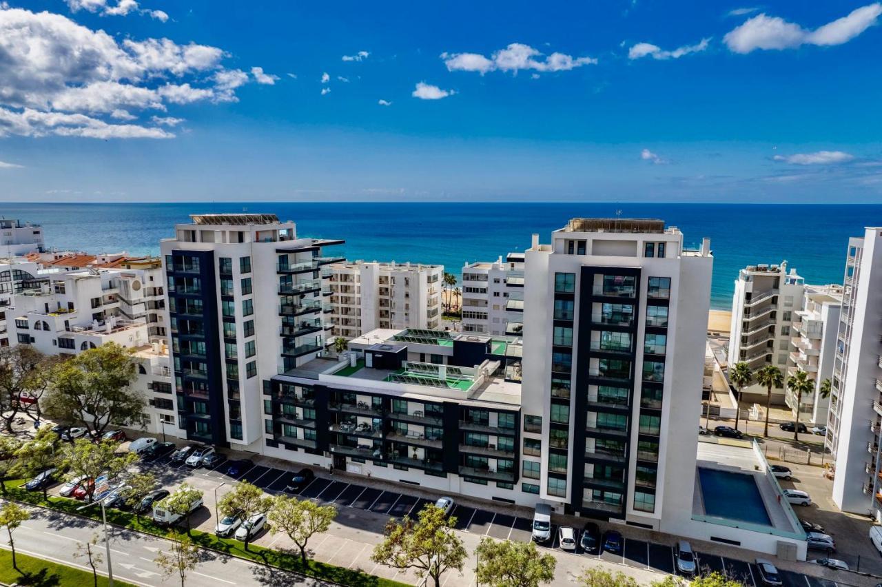 Apartment Stylish Modern Beachside With Pool & Seaview Quarteira